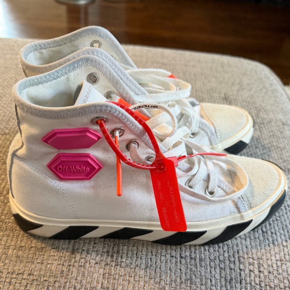 Off-White High-Top Sneakers – White – Size 40 (Women’s ~9 / Men’s ~7)